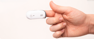Mão fechada com dedo indicador apontado utilizando o sensor Oxistar 2